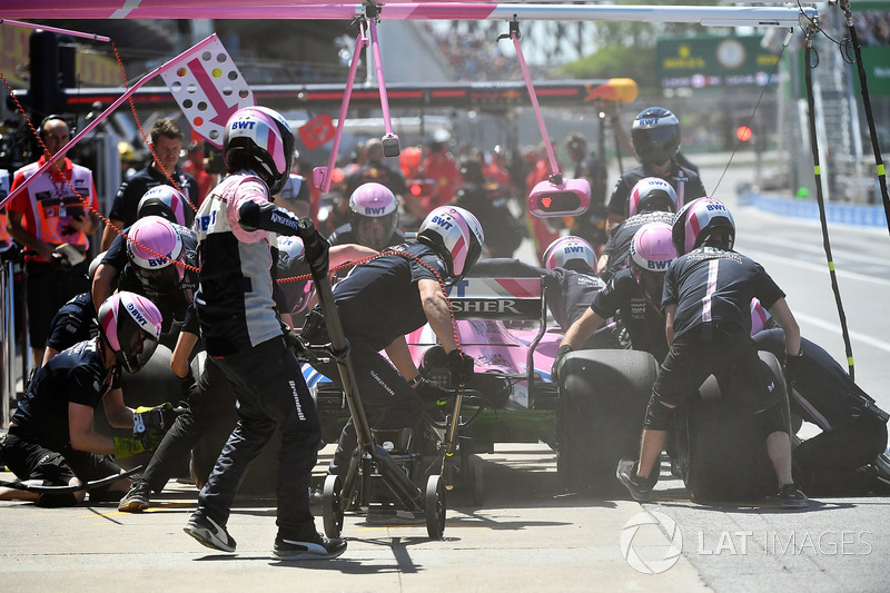 Esteban Ocon, Force India VJM11 pit stop
