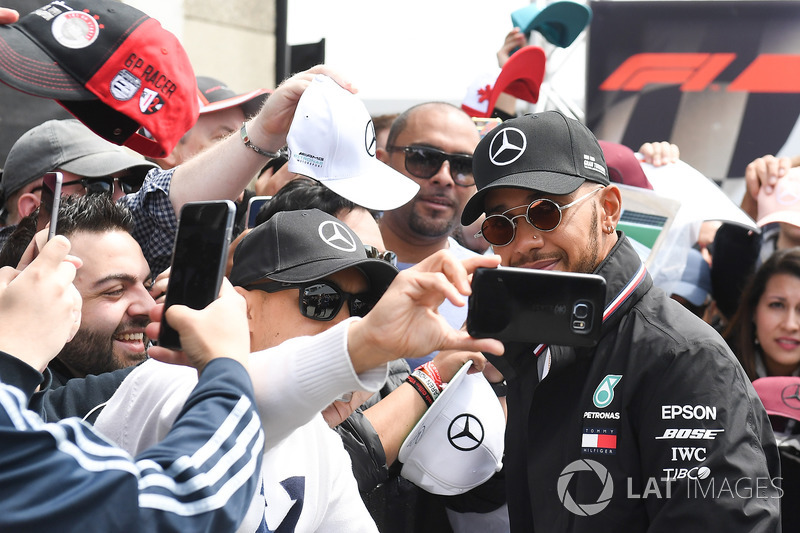 Lewis Hamilton, Mercedes-AMG F1 fans selfie