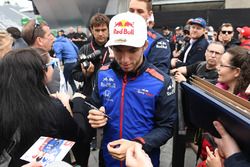 Pierre Gasly, Scuderia Toro Rosso, signe des autographes