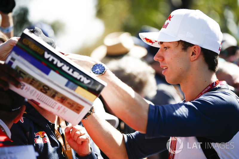Pierre Gasly, Toro Rosso, imza dağıtıyor
