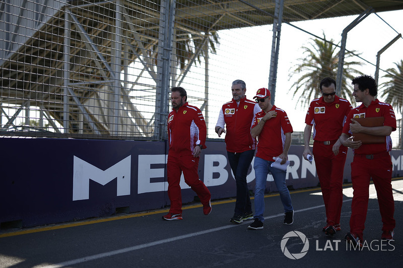 Sebastian Vettel, Ferrari e Maurizio Arrivabene, Team Principal Ferrari, camminano lungo il circuito