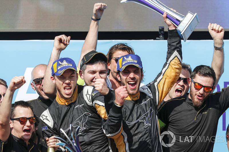 Il team Techeetah al completo celebra Jean-Eric Vergne e Andre Lotterer sul podio...