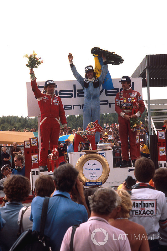 Podio: ganador de la carrera Jacques Laffite, Ligier, segundo lugar Jochen Mass, McLaren, tercer lug