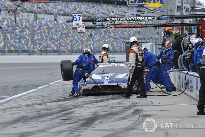 #66 Chip Ganassi Racing Ford GT, GTLM: Dirk Müller, Joey Hand, Sébastien Bourdais pit stop
