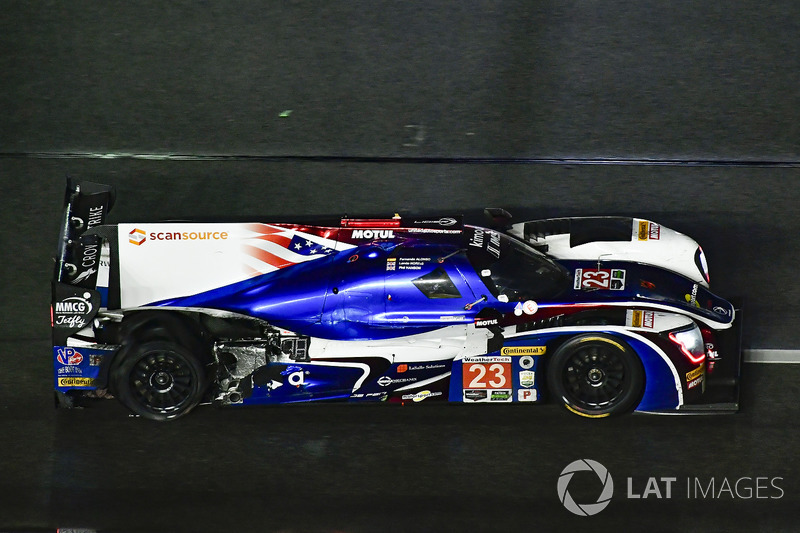 #23 United Autosports Ligier LMP2, P: Phil Hanson, Lando Norris, Fernando Alonso pit stop damage tire