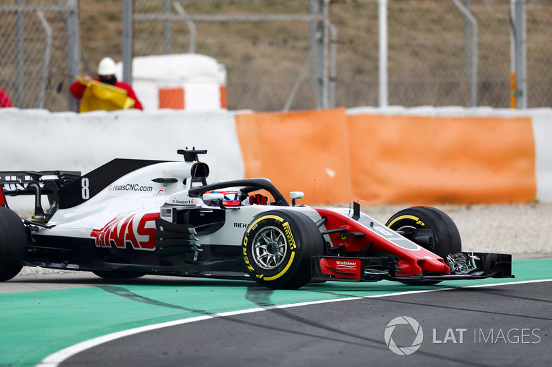 Romain Grosjean, Haas F1 Team VF-18, bloque une roue