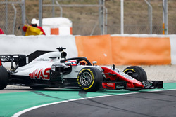 Romain Grosjean, Haas F1 Team VF-18, bloque une roue