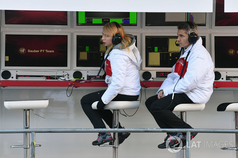 Гоночный стратег Alfa Romeo Sauber F1 Team Рут Баскомб и инженер Шеви Пухолар