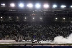 Kevin Harvick, Stewart-Haas Racing, Jimmy John's Ford Fusion, fa un burnout dopo la vittoria