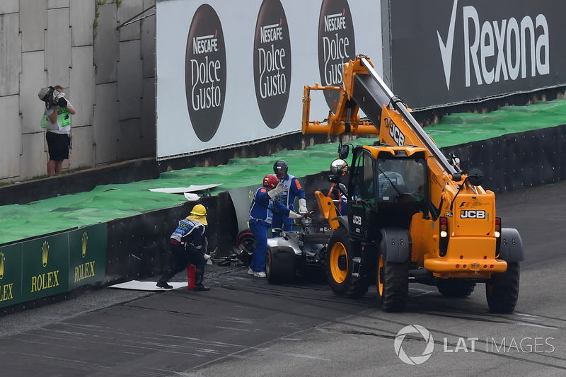 Lewis Hamilton, Mercedes-Benz F1 W08, crashed car