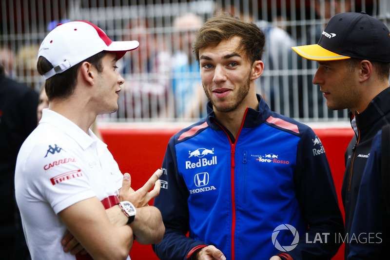Charles Leclerc, Sauber, talks to Pierre Gasly, Toro Rosso, and Stoffel Vandoorne, McLaren