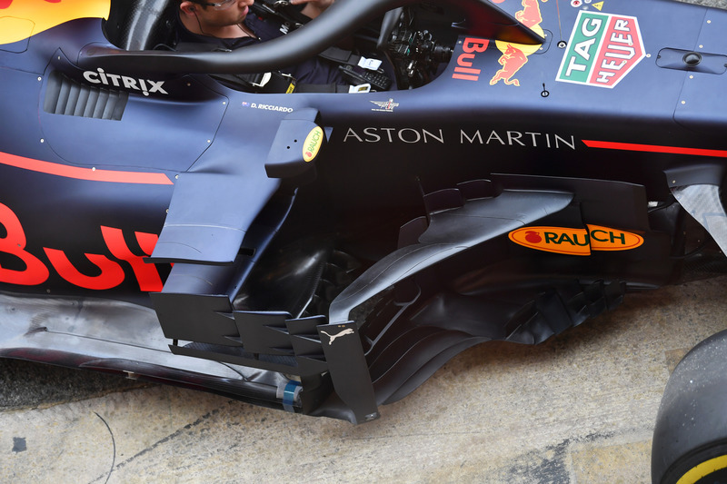 Red Bull Racing RB14 sidepod en bargeboard