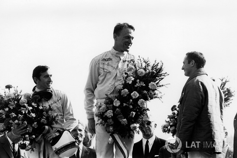 Podyum: Yarış galibi Dan Gurney, Eagle AAR104-Weslake, 2. Jackie Stewart, BRM P83, 3. Chris Amon, Ferrari 312