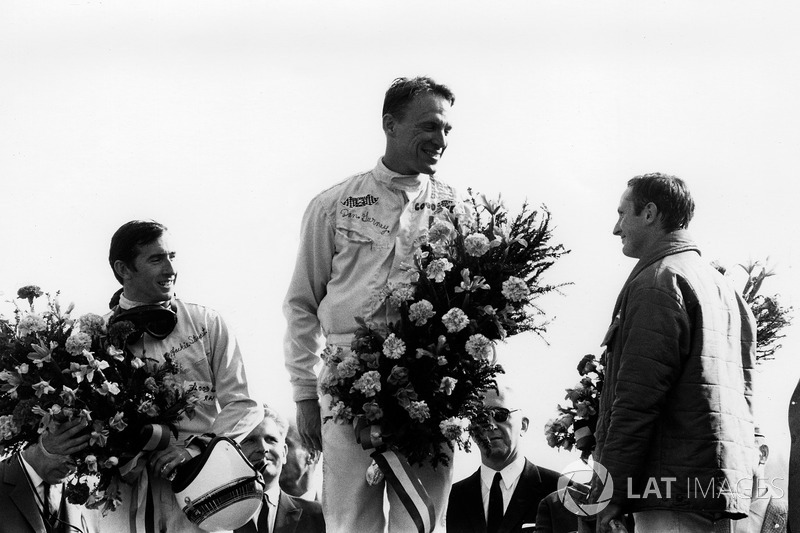 Podio: Ganador de la carrera Dan Gurney, Eagle AAR104-Weslake, segundo lugar Jackie Stewart, BRM P83, y tercer lugar Chris Amon, Ferrari 312