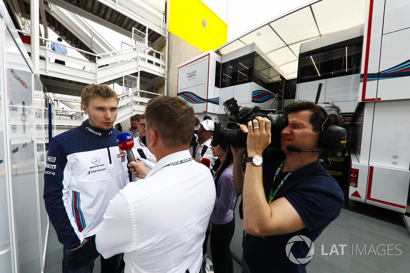Sergey Sirotkin, Williams Racing, viene intervistato dai media