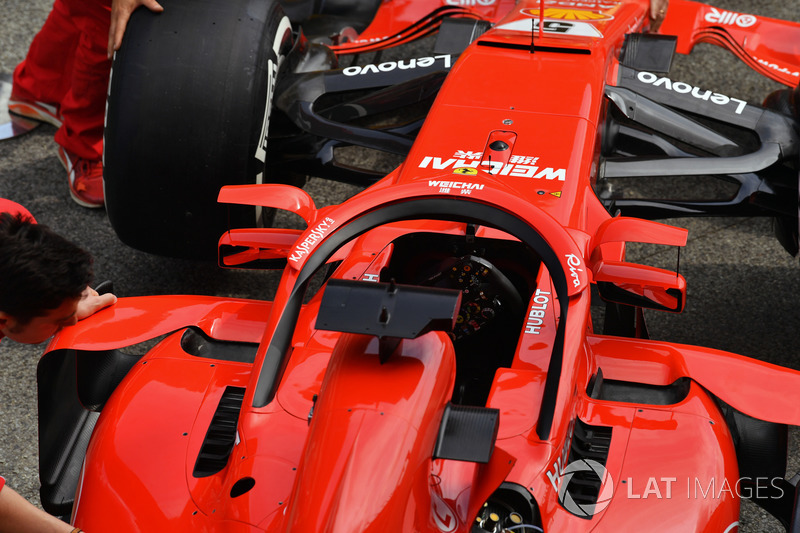 A Ferrari SF71H, és a Halóra szerelt visszapillantó Barcelonából