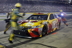 Kyle Busch, Joe Gibbs Racing, Toyota Camry M&M's M&M's Red Nose Day pit stop