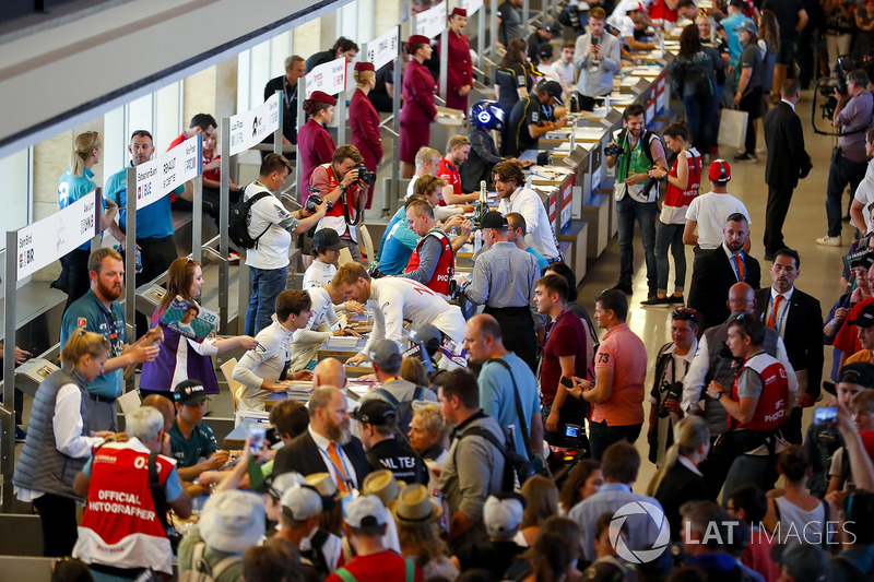 Autograph session begins inside Tempelhof Airport