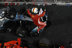 Sebastian Vettel, Ferrari, 1° classificato, festeggia la vittoria all'arrivo nel parco chiuso