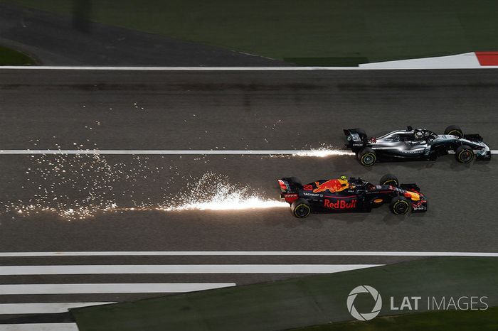 Max Verstappen, Red Bull Racing RB14 y Lewis Hamilton, Mercedes-AMG F1 W09 EQ Power  batalla