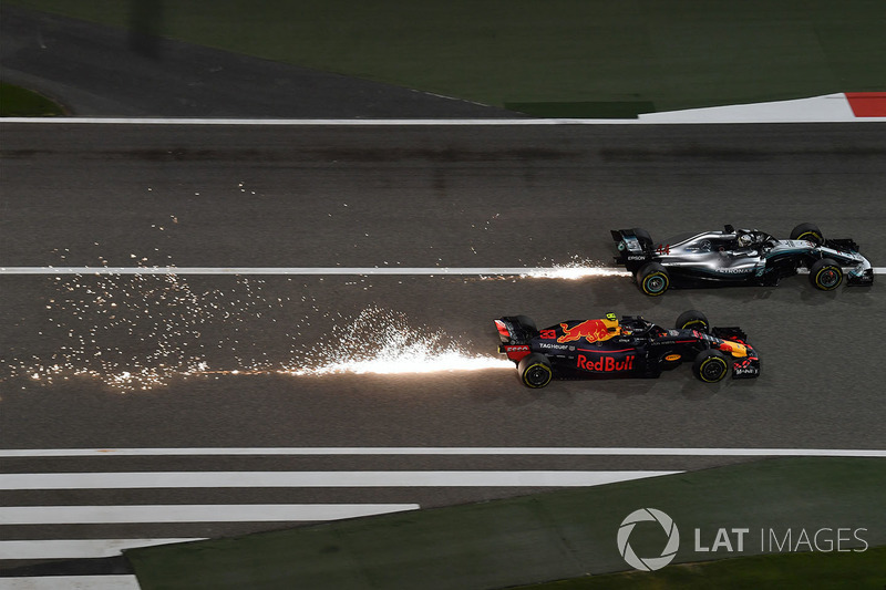Max Verstappen, Red Bull Racing RB14 vs Lewis Hamilton, Mercedes-AMG F1 W09 EQ Power battle