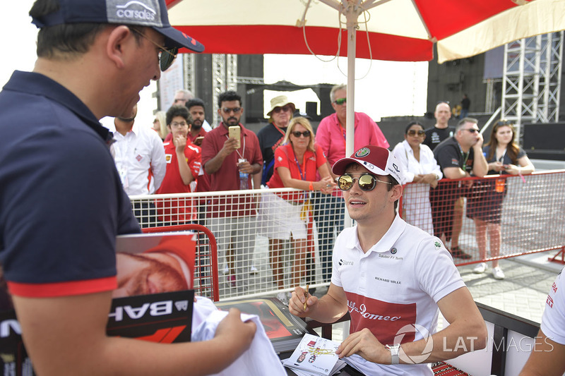 Charles Leclerc, Sauber signe des autographes pour les fans