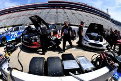 Brad Keselowski, Team Penske, Ford Fusion Discount Tire on pit road