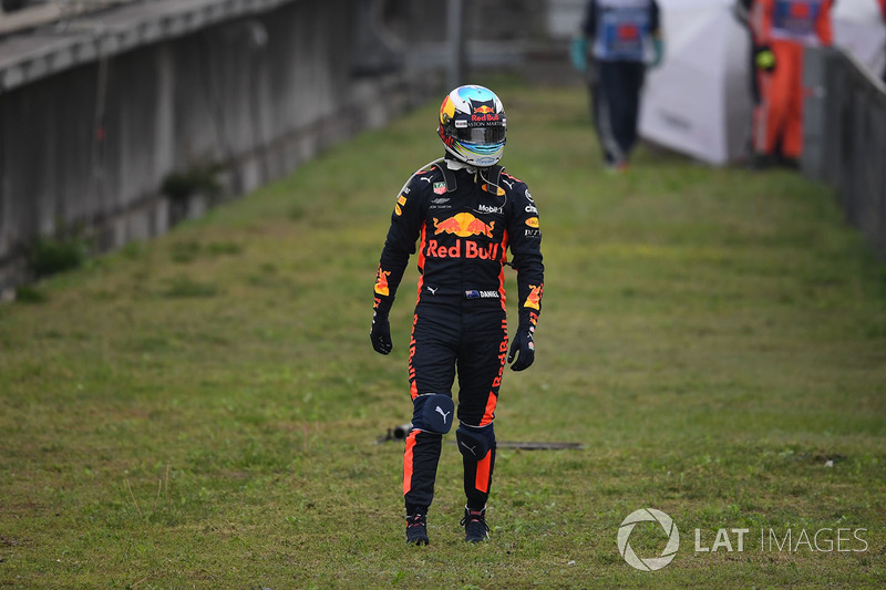 Daniel Ricciardo, Red Bull Racing stopped on track in FP3