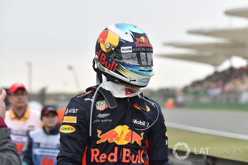 Daniel Ricciardo, Red Bull Racing detenido  en la pista en la PL3