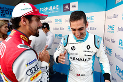 Lucas di Grassi, Audi Sport ABT Schaeffler, talking to Sébastien Buemi, Renault e.Dams, in the media pen