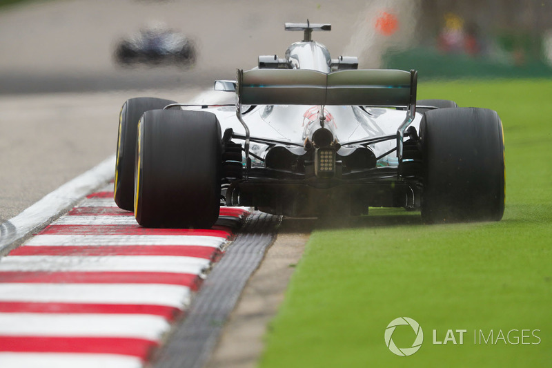 Lewis Hamilton, Mercedes AMG F1 W09, runs wide onto the astroturf in the final turn