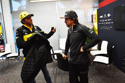 Carlos Sainz Jr., Renault Sport F1 Team and Fernando Alonso, McLaren