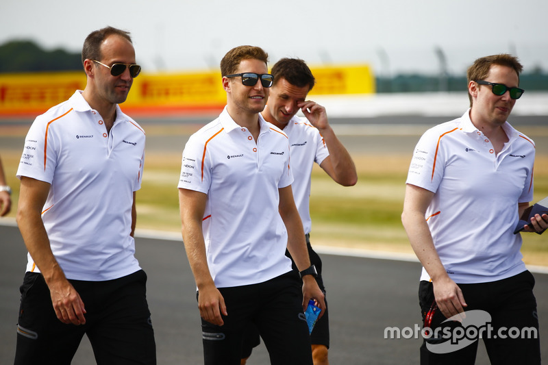 Stoffel Vandoorne, McLaren, cammina lungo il circuito con i colleghi