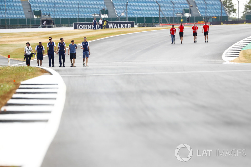 Sergey Sirotkin, Williams Racing, cammina lungo il circuito