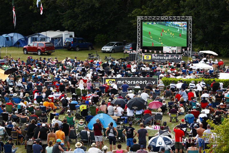 Los fanáticos se reúnen alrededor de una pantalla para la el juego de la Copa Mundial Inglaterra v Suecia