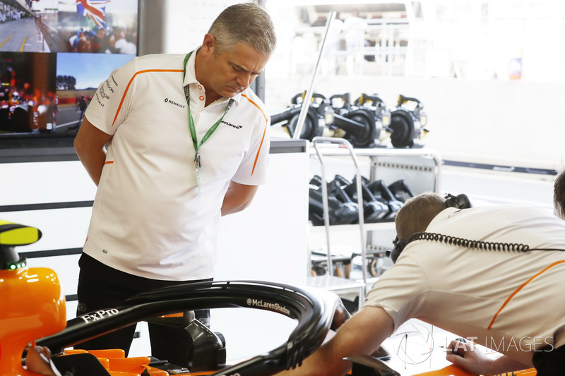 Gil de Ferran, director deportivo de McLaren, en el box