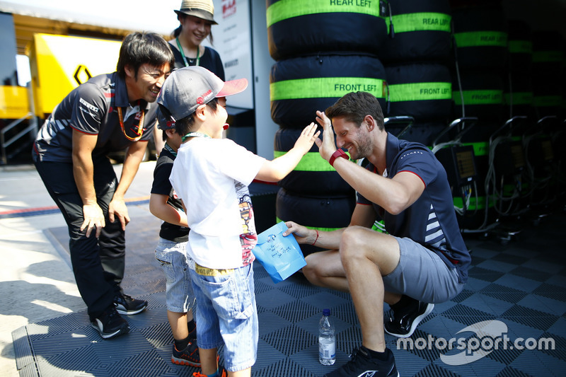 Romain Grosjean, Haas F1 Team, rencontre les invités avec son ingénieur Ayao Komatsu