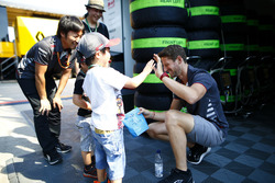 Romain Grosjean, Haas F1 Team, rencontre les invités avec son ingénieur Ayao Komatsu