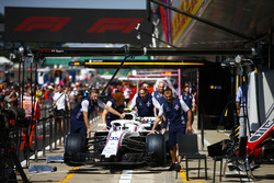Williams mechanics push the Sergey Sirotkin Williams FW41