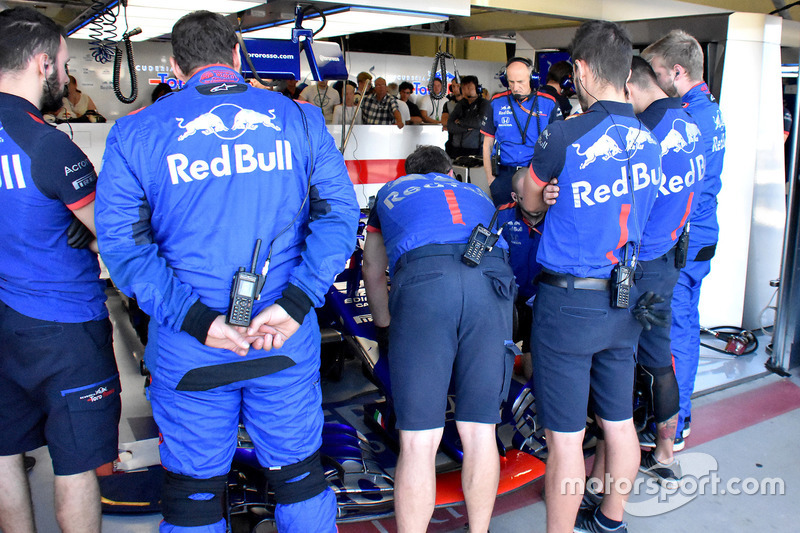 Mechanics cheking the car of Pierre Gasly, Scuderia Toro Rosso STR13