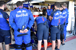 Mechanics cheking the car of Pierre Gasly, Scuderia Toro Rosso STR13