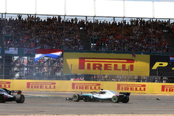 Lewis Hamilton, Mercedes-AMG F1 W09 spins at the start of the race