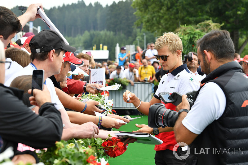 Marcus Ericsson, Sauber signe des autographes pour les fans