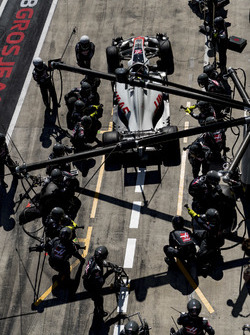 Kevin Magnussen, Haas F1 Team VF-18, repart après son arrêt au stand