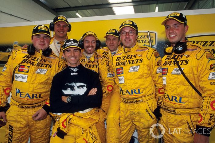 En Silverstone, desde el comienzo del fin de semana, la atención de los aficionados se centró en el favorito del público local, Damon Hill. Al final de la anterior carrera en Francia, el campeón del mundo de 1996 insinuó su salida de la F1.