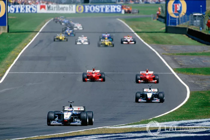 ... pero todo salió mal. Al presionar el pedal del freno no se produjo el efecto esperado. De debajo de las ruedas delanteras del F399 salió una nube de humo y en ese momento, la velocidad ya era demasiado alta. Schumacher, sin control del coche, salió disparado hacia el muro de neumáticos, pero hasta el último momento agarró el volante e intentó reconducir el coche en la dirección de la curva.