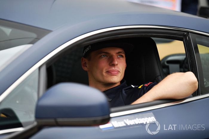 Max Verstappen, Red Bull Racing en un Aston Martin