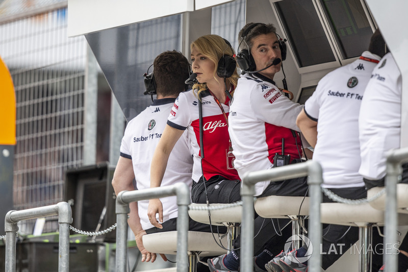 Ruth Buscombe, stratégiste de Sauber, sur le muret des stands