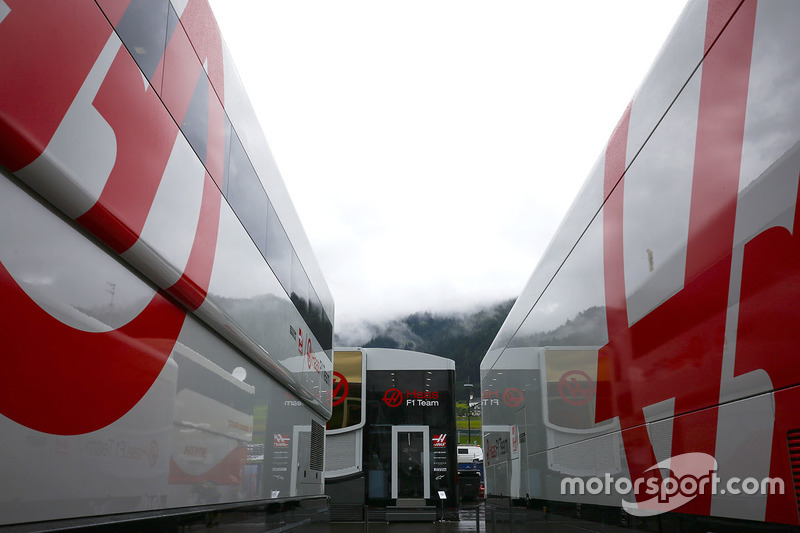 Truk dan kontainer Haas di paddock