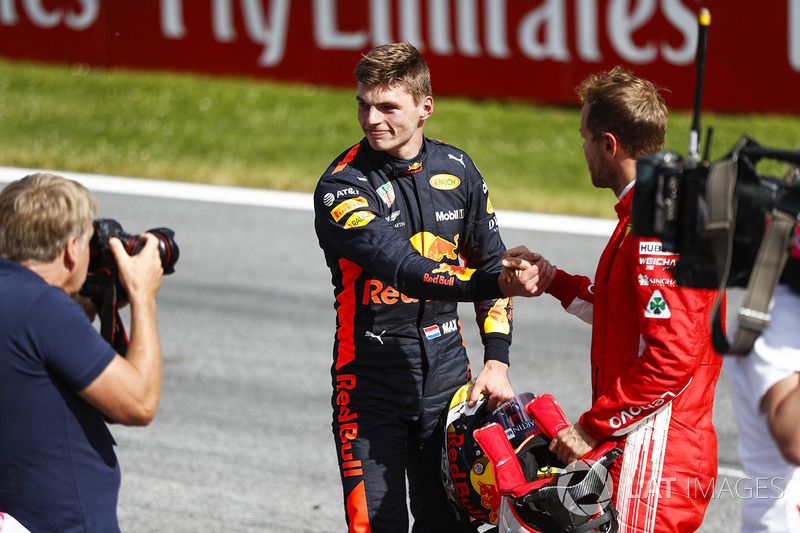Sebastian Vettel, Ferrari, y Max Verstappen, Red Bull Racing